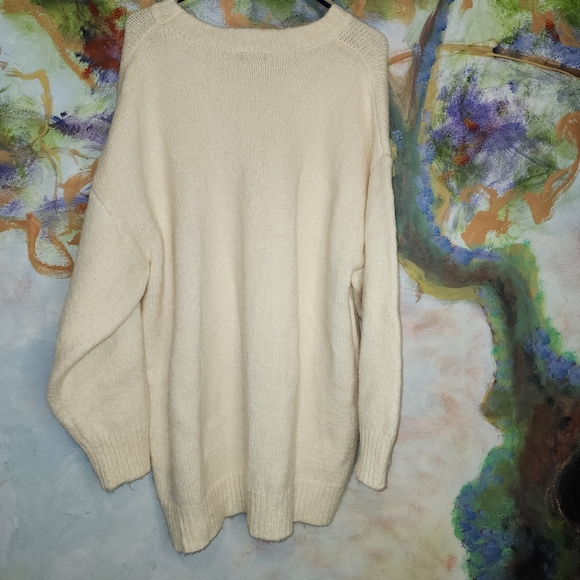 Vintage-Inspired White Oversized Long Sleeve Sweater - Picture 3 of 10